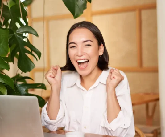 enthusiastic-young-female 笑顔の女性
