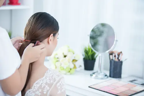 美容室で髪をセットしている様子