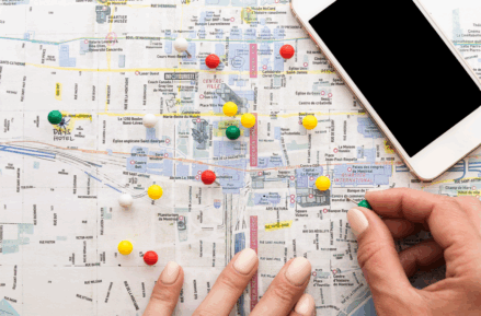 マップとスマホ {{brizy_dc_image_alt imageSrc=