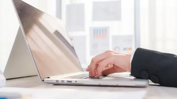 ノートパソコンの操作中