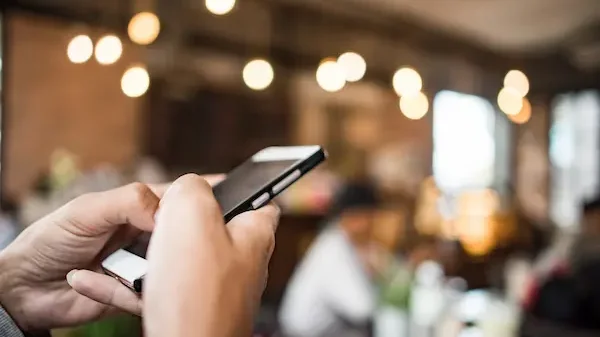 スマートフォンでお店を検索する人 {{brizy_dc_image_alt imageSrc=