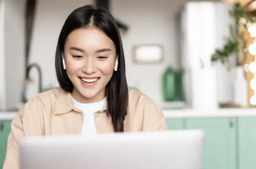 smiling-girl-watching-pc 楽しそうにホームページ入力する女性