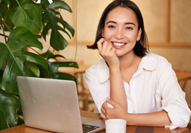 TOP 笑顔の女性 {{brizy_dc_image_alt imageSrc=