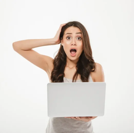 頭を抱える女性