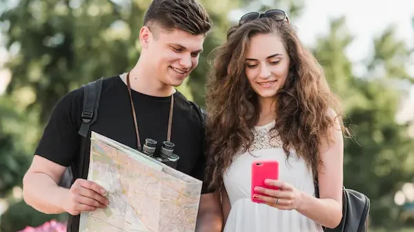 スマートフォンで検索している観光客 {{brizy_dc_image_alt imageSrc=