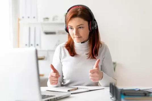 PCサポートを受けて満足そうな女性